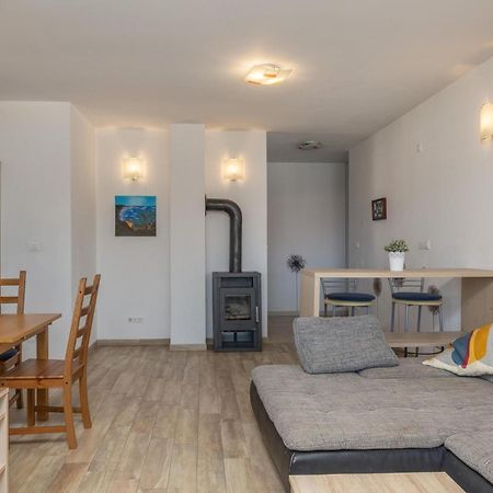 Amazing Apartment In Njivice With Kitchen Esterno foto