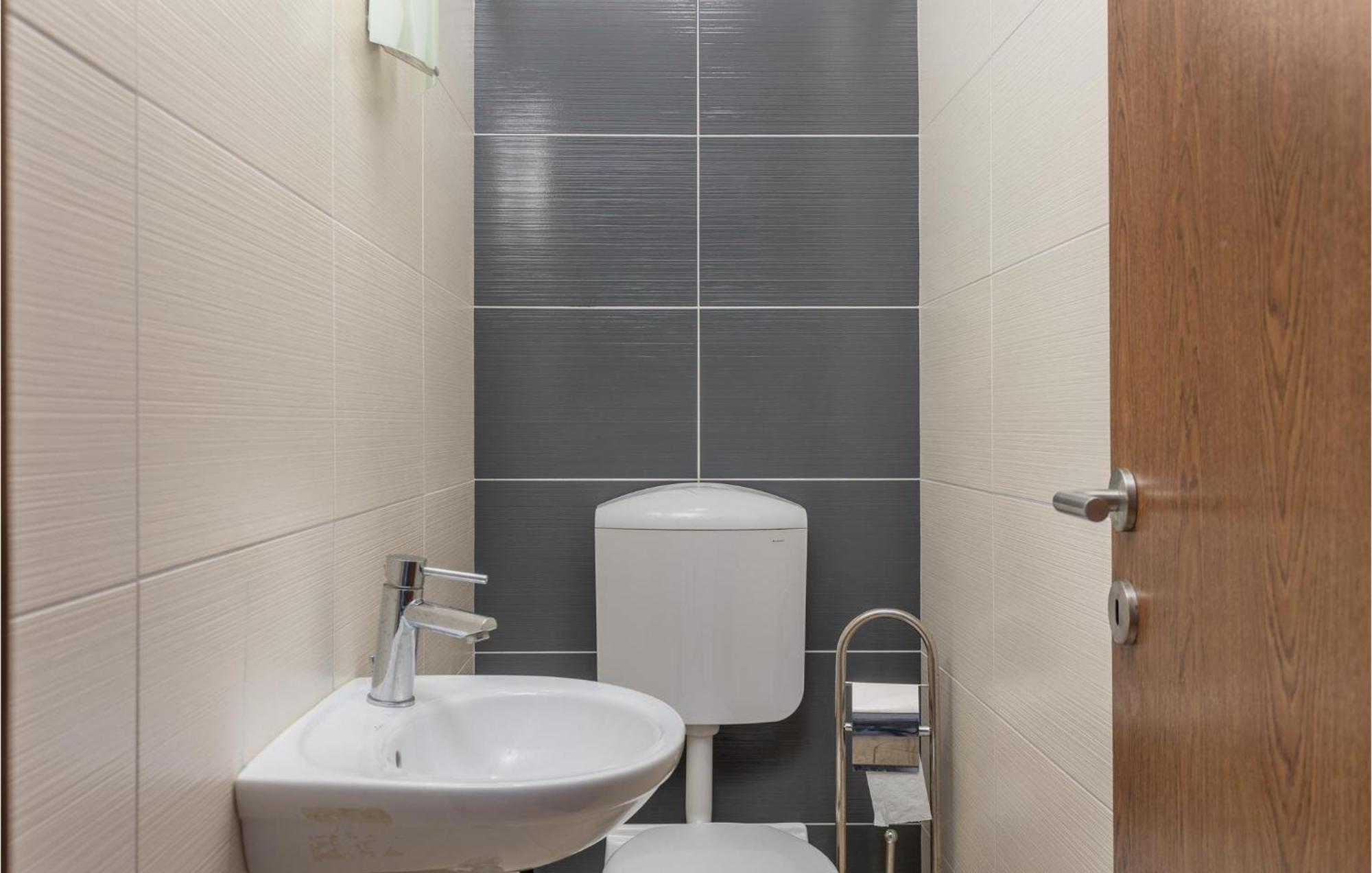Amazing Apartment In Njivice With Kitchen Esterno foto
