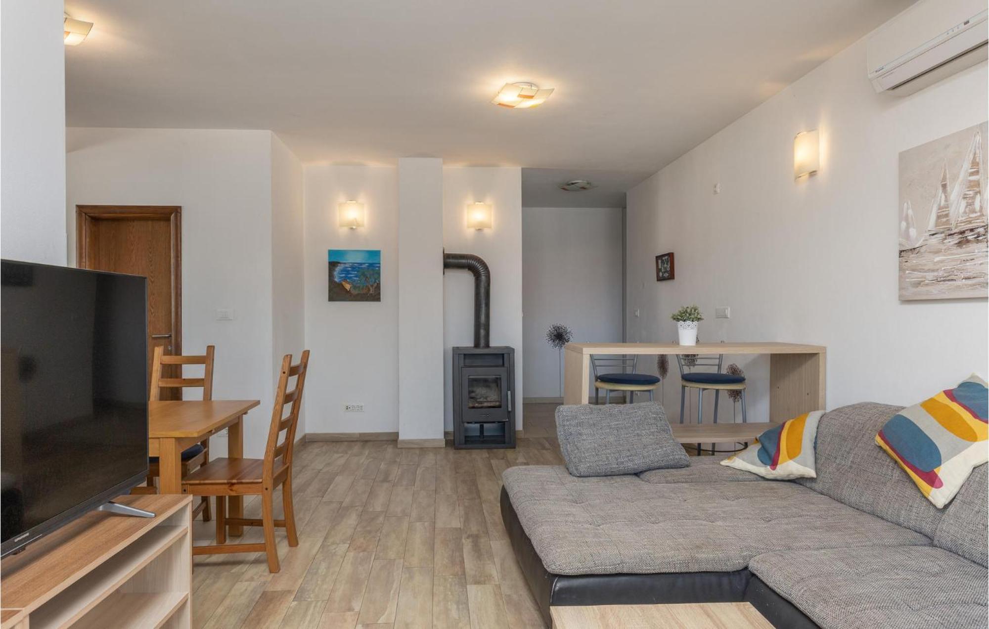Amazing Apartment In Njivice With Kitchen Esterno foto